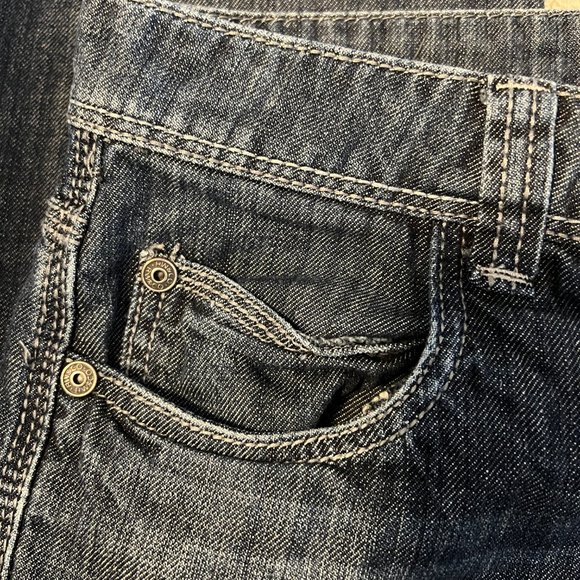 RW & Co Jeans size 31 with two decorative back pockets - Picture 3 of 4